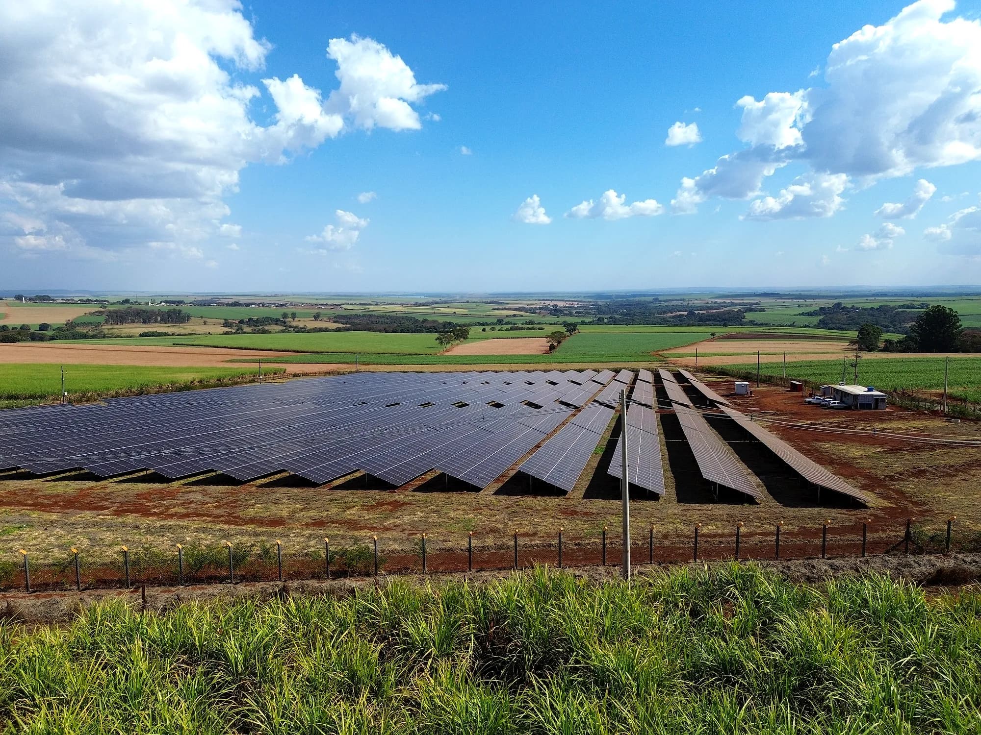 Painéis da UFV Igarapava em primeiro plano, com o céu ao fundo