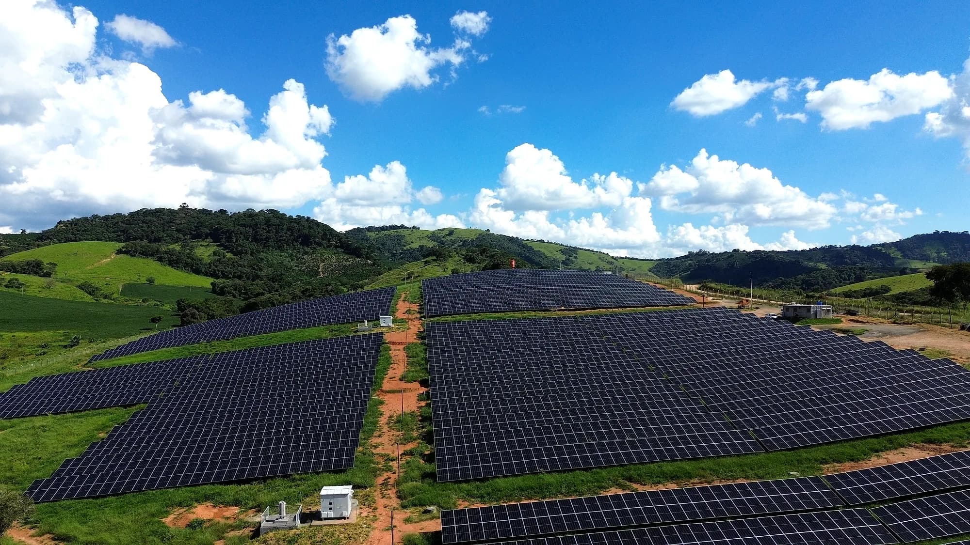 UFV Monte Sião com as fileiras de painéis e as montanhas do Sul de Minas ao fundo